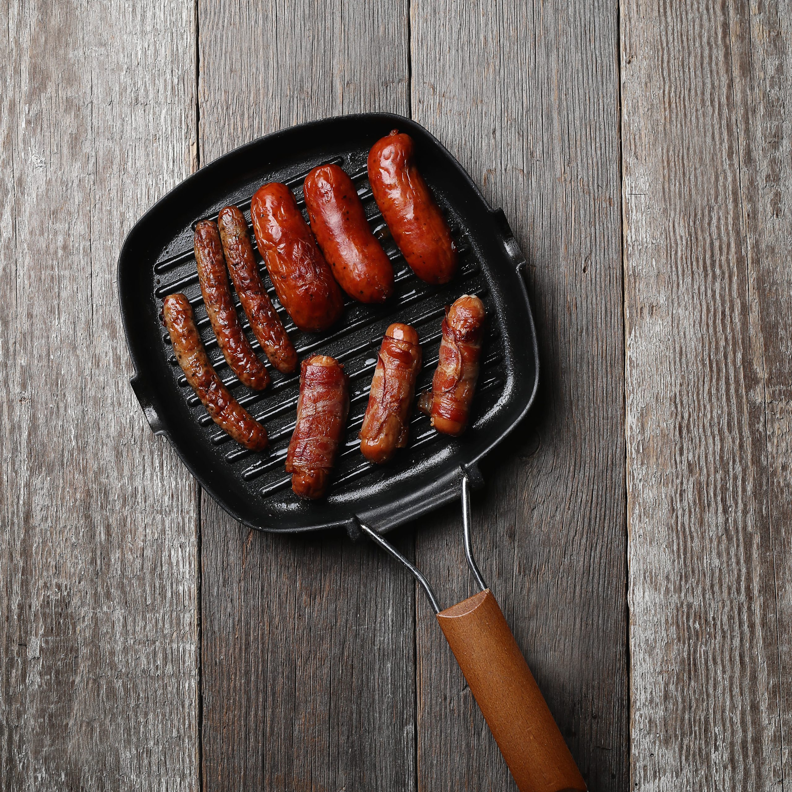 grilled-sausages-in-a-pan-on-wooden-surface-2026-01-09-11-05-34-utc
