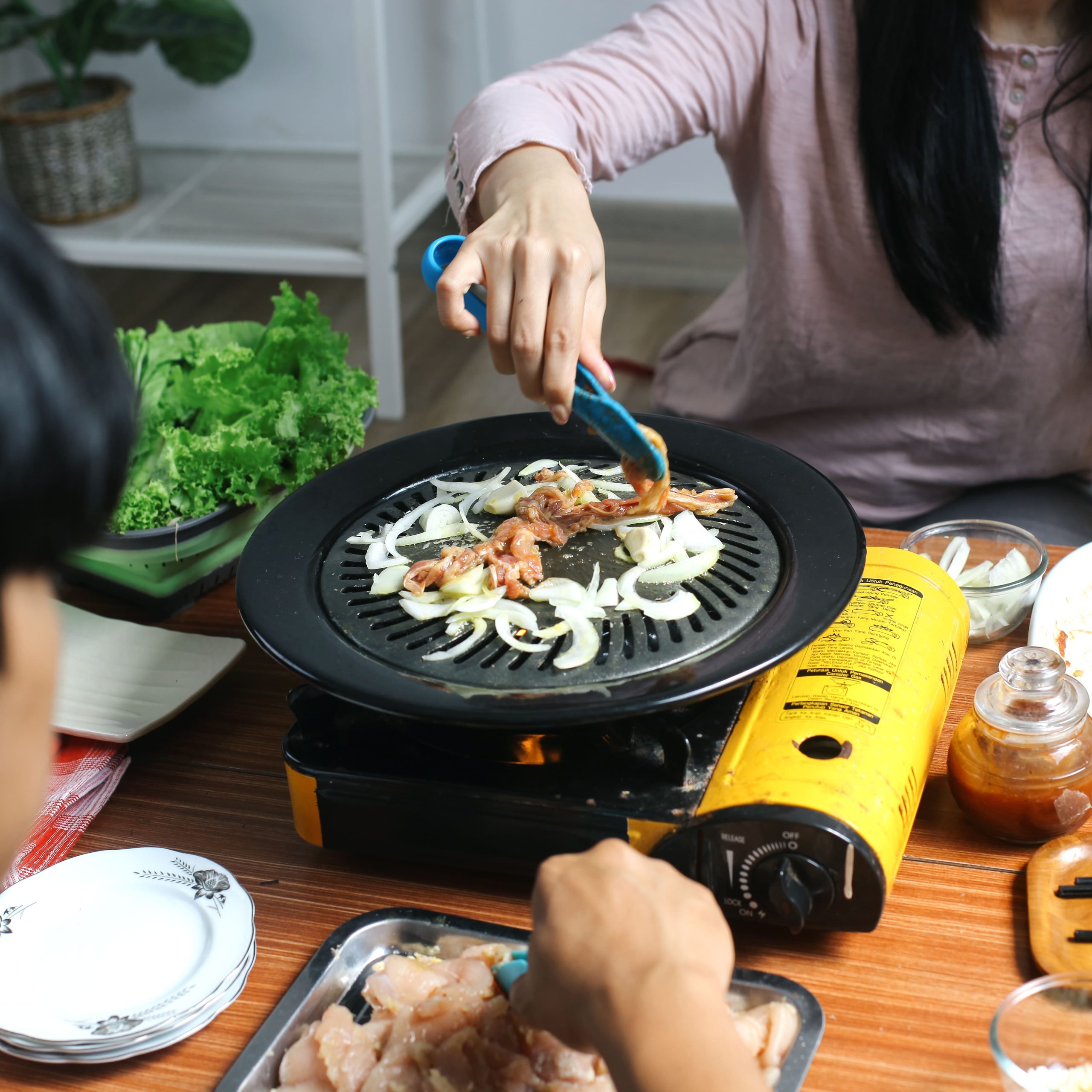 indoor-grilling-family-meal-with-fresh-ingredient-2026-01-09-00-28-00-utc